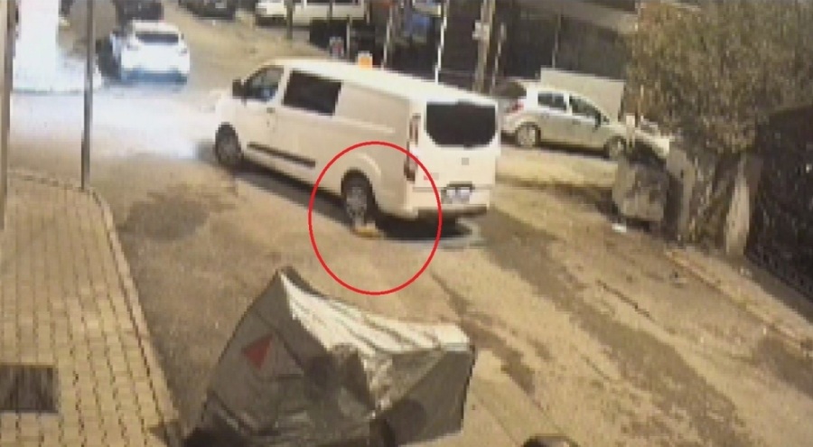 Ezdiği kediye aldırış etmeden yoluna devam etti