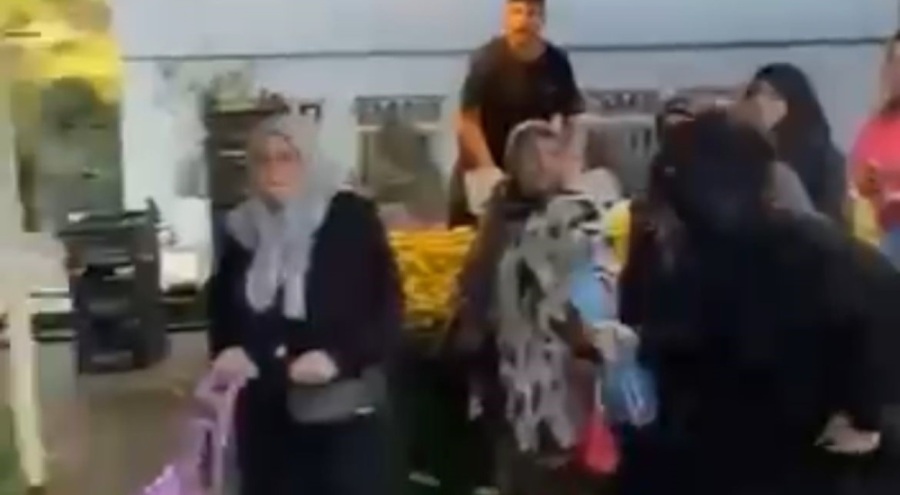 Bursa'da yüzleri peçeli 2 kadın pazarda hırsızlığa kalkıştı! Kaçış anları kamerada