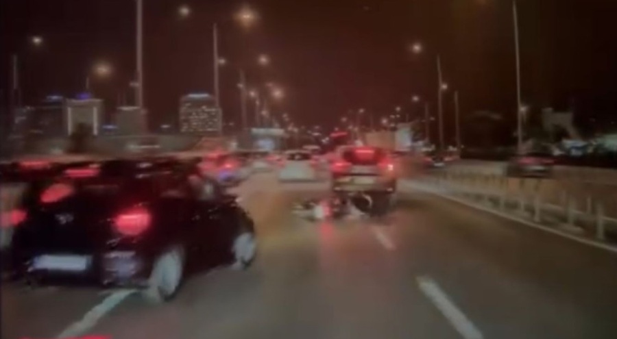 Bursa'da otomobilin çarptığı motosikletli böyle savruldu