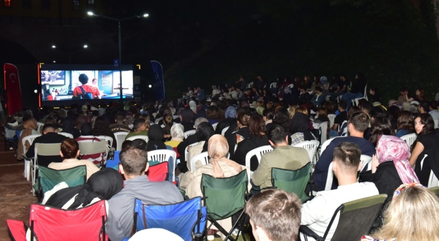 Bursa'da açık havada sinema keyfi! Seçkin filmler sinema tutkunlarıyla buluşuyor