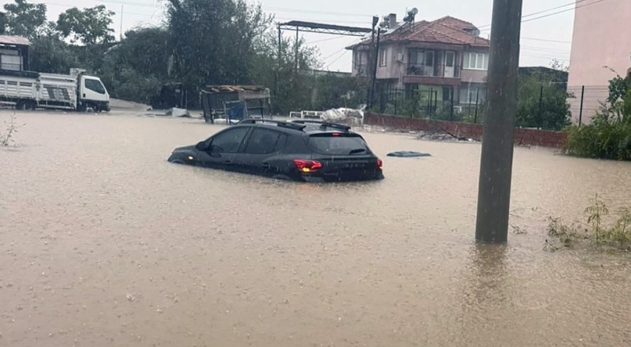 Muğla'da şiddetli yağış sonrası araçlar su altında kaldı