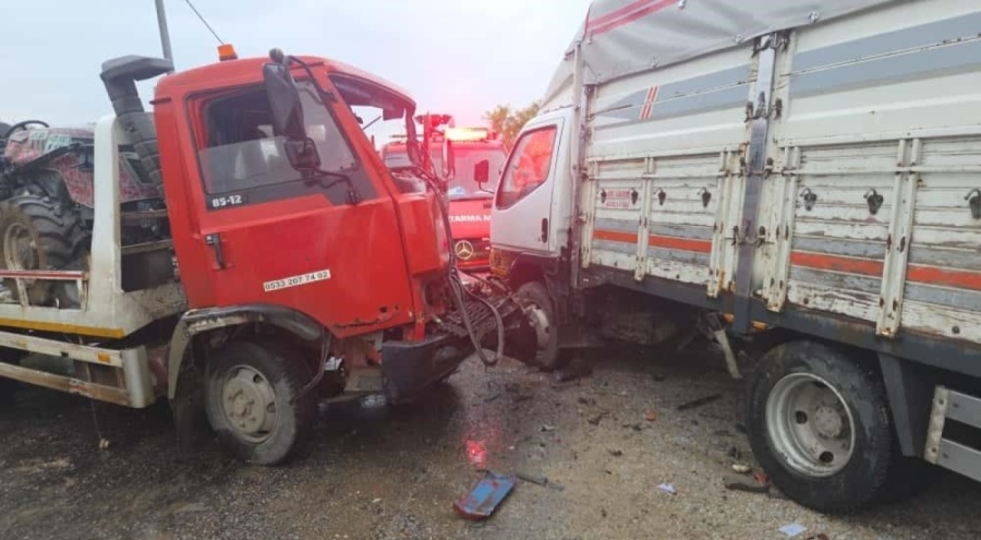 Bursa'da çekici ile kamyonet kafa kafaya çarpıştı! 4 yaralı
