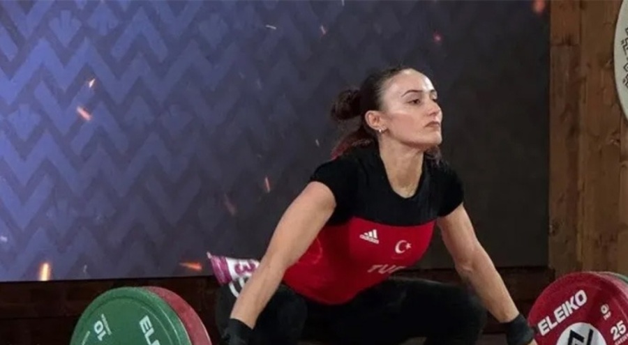 Milli halterci Cansel Özkan bronz madalya kazandı