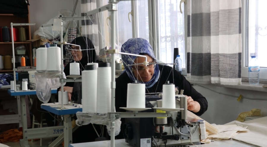 Bursa'da kooperatifleşen kadınlar ev tekstili üretiyor