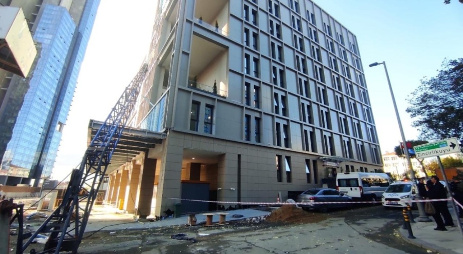 İstanbul'da vinç öğrenci yurduna devrildi