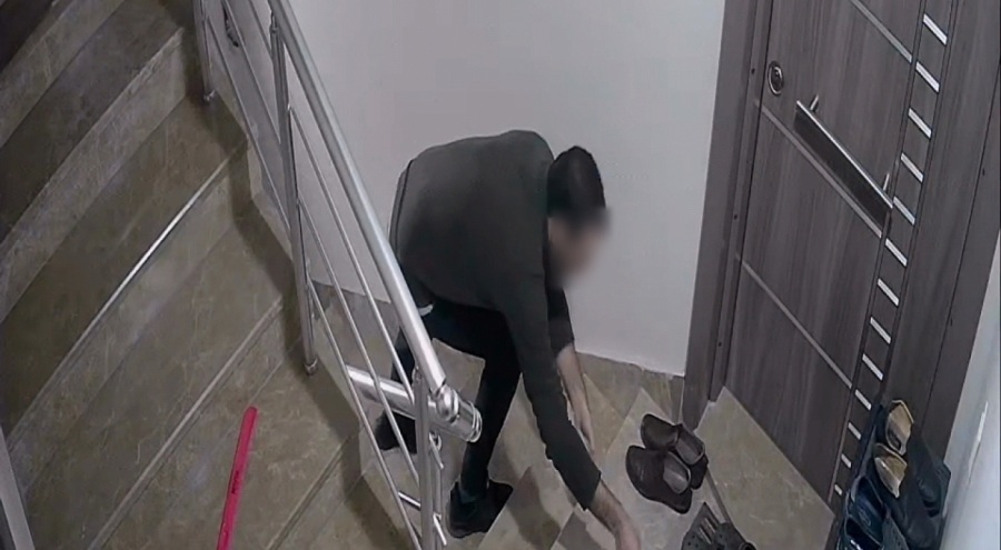 Bursa'da apartman sakinleri isyan etti! Komşusunun kapısına pislik döktü, arabaları çizdi