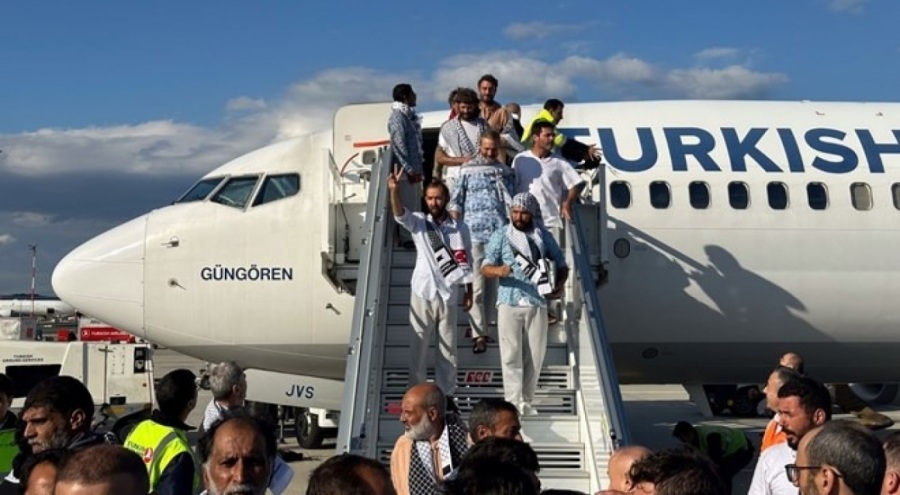 İsrail'in alıkoyduğu 36'sı Türk 137 aktivist Türkiye'ye getirildi