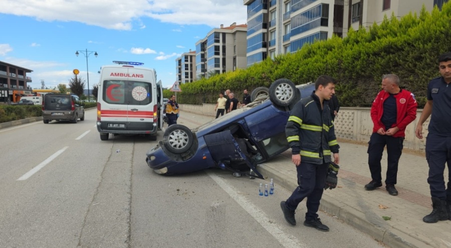 Bursa'da kaldırıma çarpan araç ters döndü