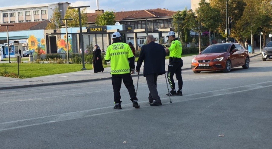 Bursa'da yaşlı kişinin yolun karşısına geçmesine polis yardımcı oldu