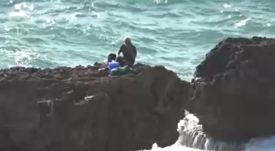 Balık avlarken dalgalar arasında mahsur kaldı