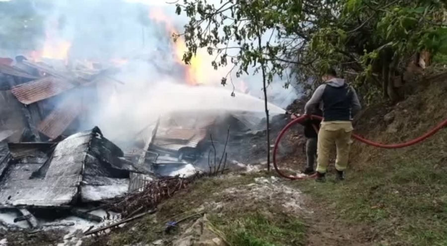 Kastamonu'da çıkan yangında 2 ev kullanılamaz hale geldi