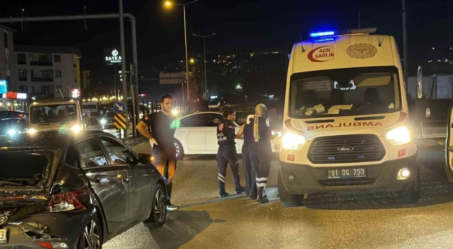 Kırmızı ışıkta duran otomobile kamyon çarptı