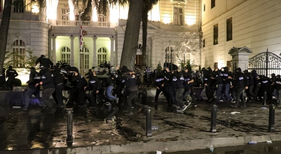 Gürcistan'daki yerel seçim protestoları sokakları savaş alanına çevirdi.