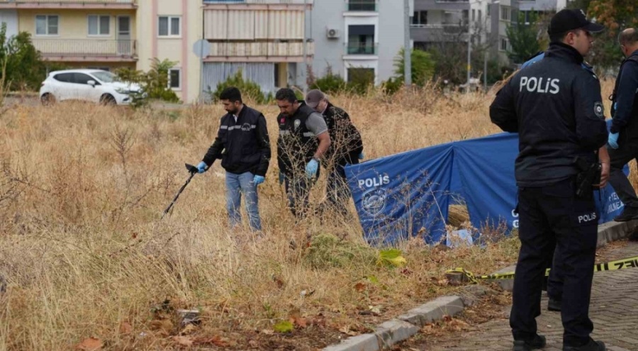 Denizli'de aracından inip oturduğu bankta intihar etti