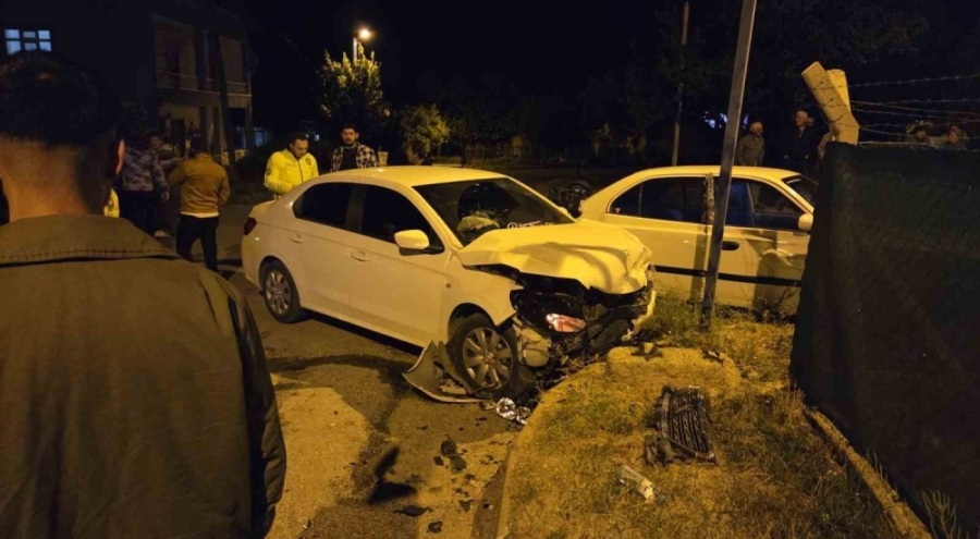 Ankara'da iki araç kafa kafaya çarpıştı: 2 yaralı