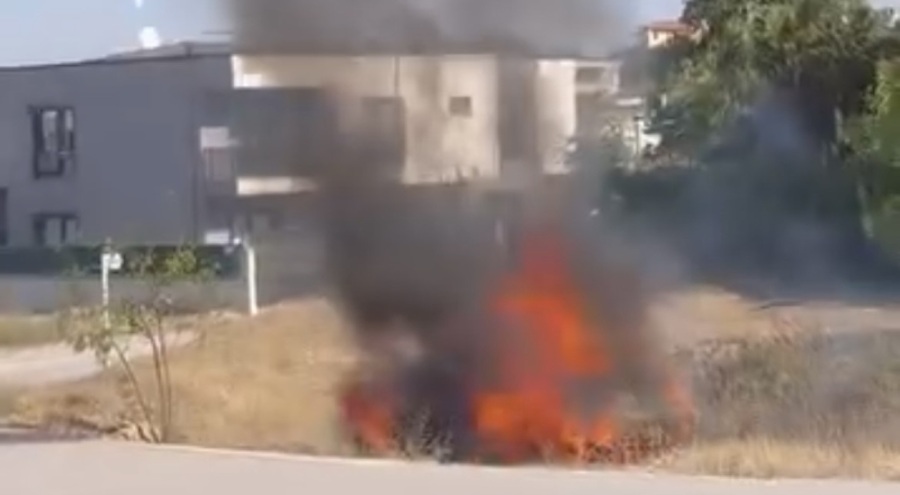 Bursa'da terk edilmiş otomobil bir anda alev topuna döndü!