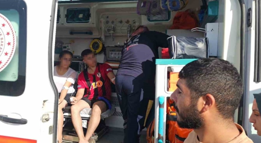 Boğulma tehlikesi geçiren 2 genci çevredekiler kurtardı