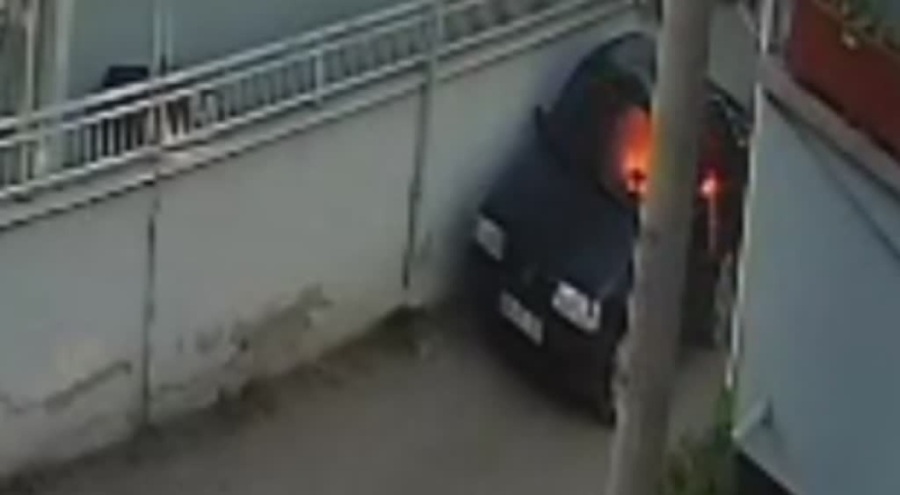 Tartıştığı kişinin aracını ateşe veren kişi gözaltına alındı