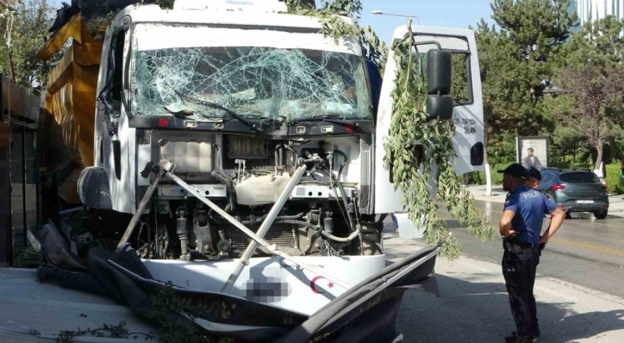 Kontrolden çıkan hafriyat kamyonu iş yerlerine daldı