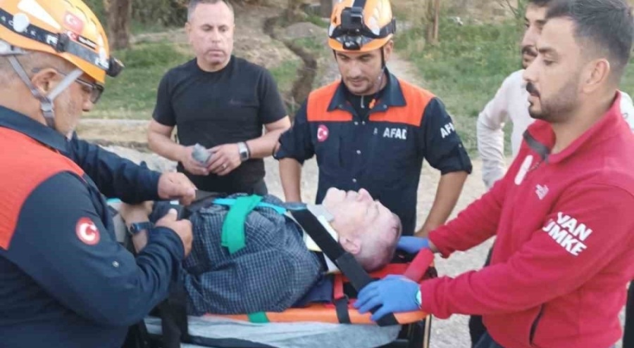 Van Kalesi'nden düşen turist yaralandı