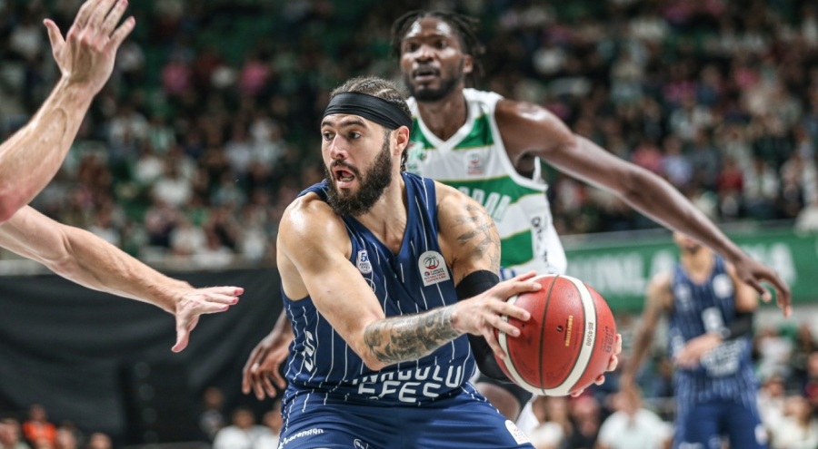 Anadolu Efes Bursa'dan galibiyetle döndü