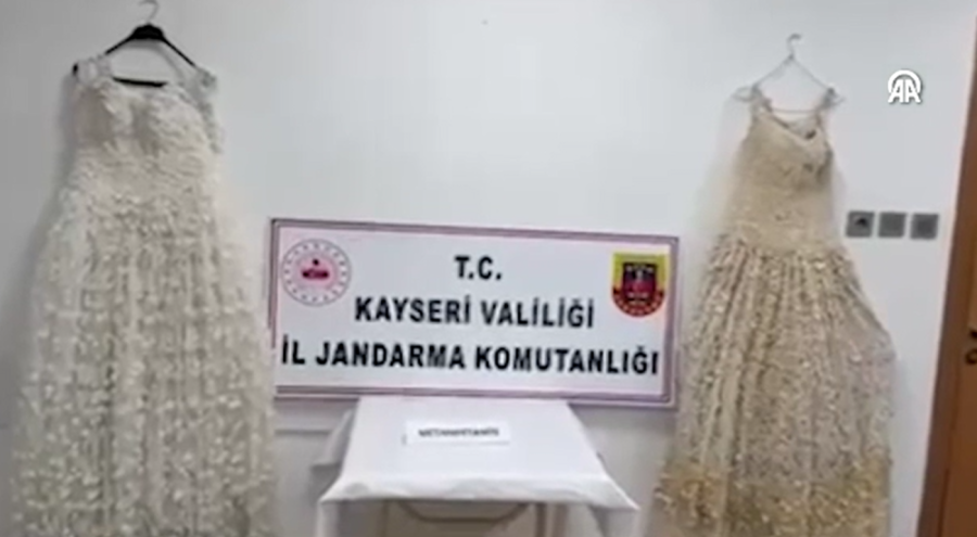 Gelinlik üzerine gizlenmiş sentetik uyuşturucu ele geçirildi