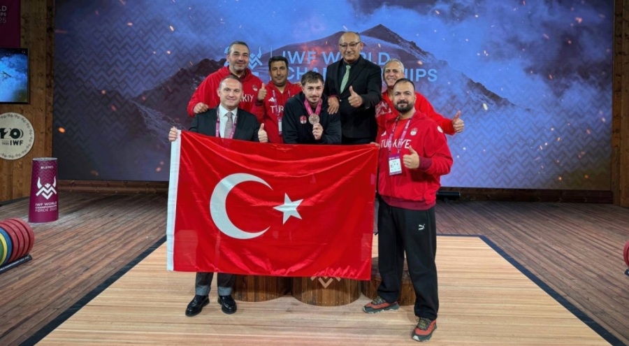 Dünya Halter Şampiyonası'nda Yusuf Fehmi Genç, bronz madalya kazandı