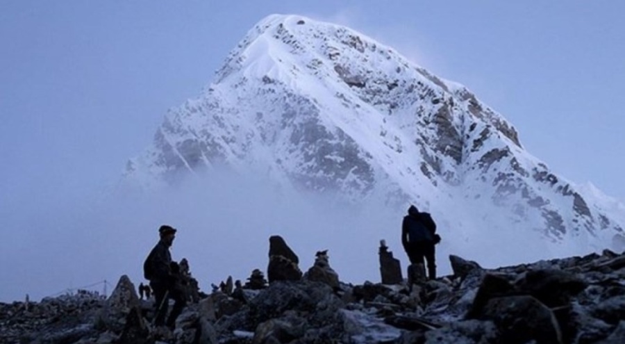 Everest'te bin kişi kar fırtınasında mahsur: Kurtarma çalışmaları devam ediyor