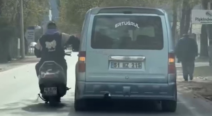 Bursa'da trafikte tehlikeli anlar! Sohbet etmek için seyir halindeki araca yaslandı
