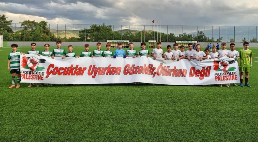 Bursalı futbolcu gençlerden dünyaya mesaj