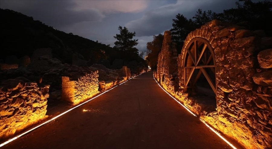 Olympos Antik Kenti, gece müzeciliği uygulamasıyla akşamları da ziyaretçi ağırlıyor