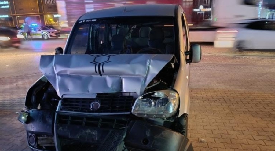 Bursa'da kaza! Hafif ticari araç tırla çarpıştı: Yaralılar var