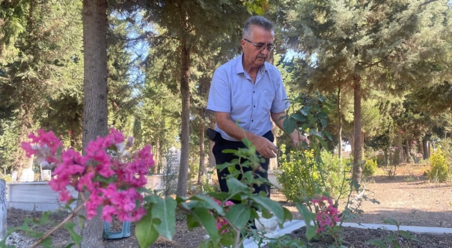 Bursa'da oğlunu kaybettikten sonra ömrünü adadığı mezarlığı adeta parka dönüştürdü