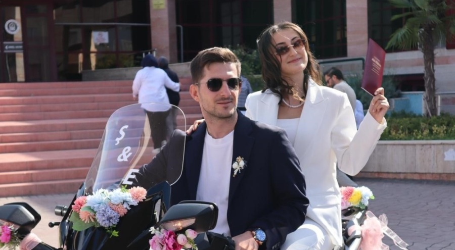 Bursa'da motosiklet aşkı düğüne taşındı! Gelin ve damat otomobil yerine motosikletle tura çıktı
