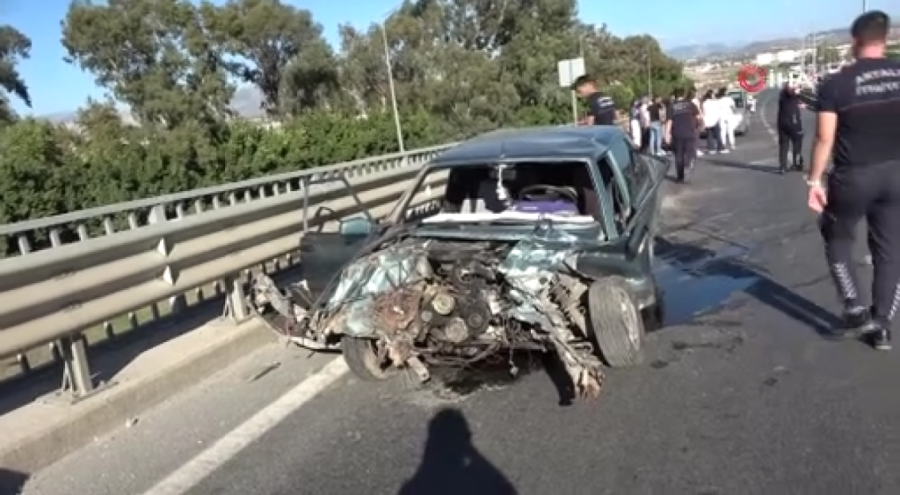 Bariyerlere çarpan araç hurdaya döndü