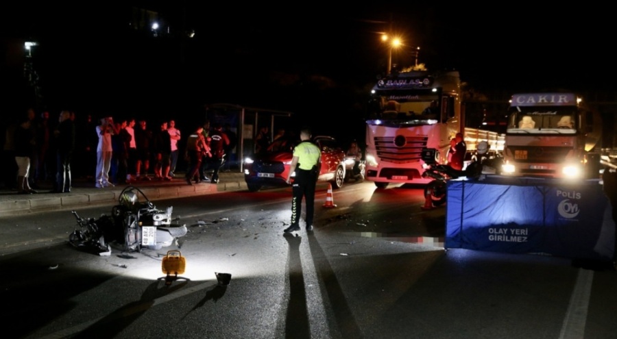 İş makinesiyle çarpışan motosiklet sürücüsü can verdi