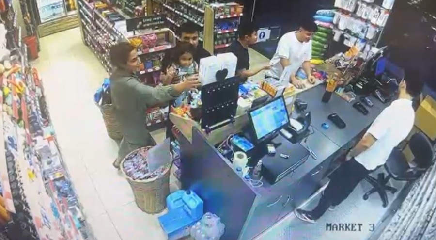 Benzin istasyonundaki oyuncağı çocuğuna çaldırdı