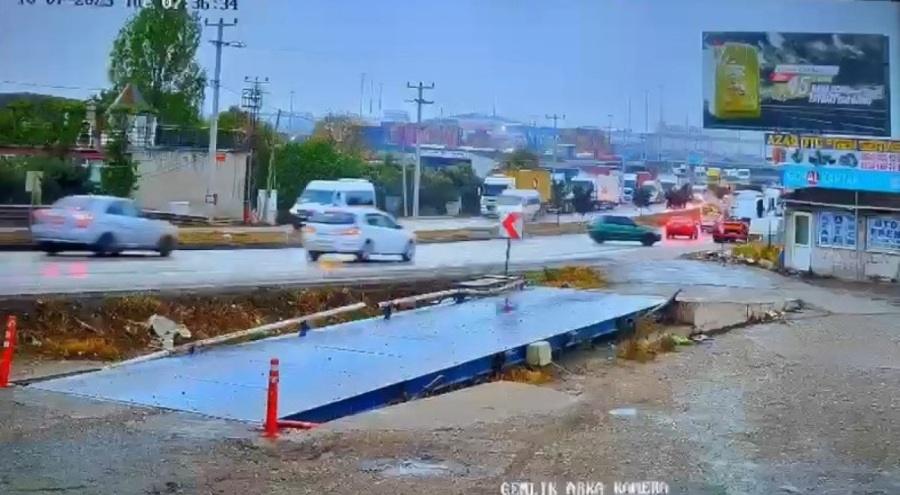 Bursa'da otomobilin tıra çarptığı kaza güvenlik kamerasında