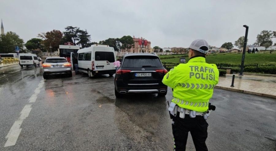 Yola dökülen yağ kazaya sebep oldu: 4 araç birbirine girdi