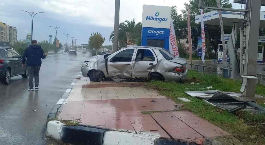Feci kaza: Otomobil tabelaya çarpıp devrildi