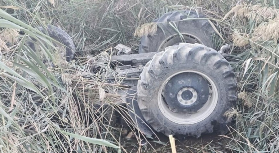 Devrilen traktörün altında kalan sürücü öldü