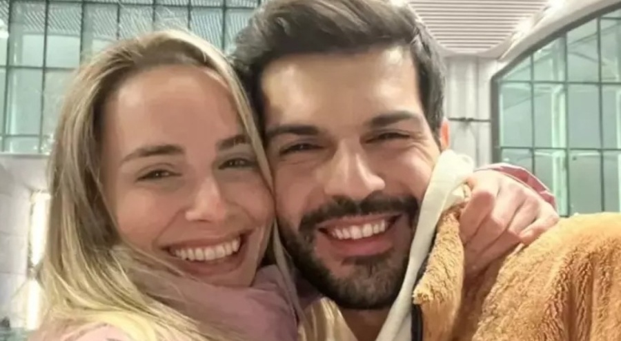 Eski Survivor yarışmacısı  ve sevgilisi sosyal medyaya damga vuran umre pozu
