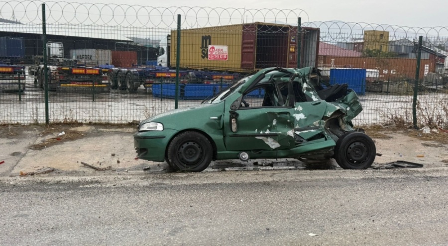 Gemlik'te feci kaza! Otomobil tıra ve elektrik panosuna çarptı, sürücü ağır yaralandı