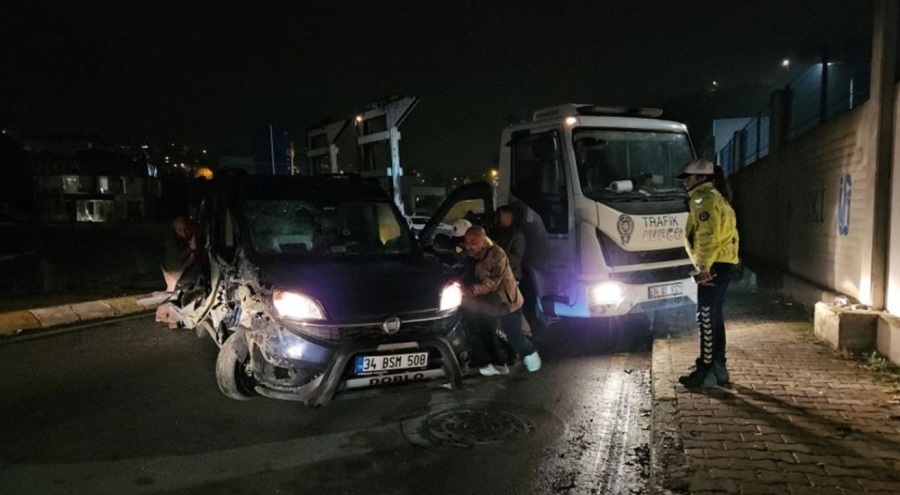 Tıra çarpan sürücü aracını bırakıp kaçtı