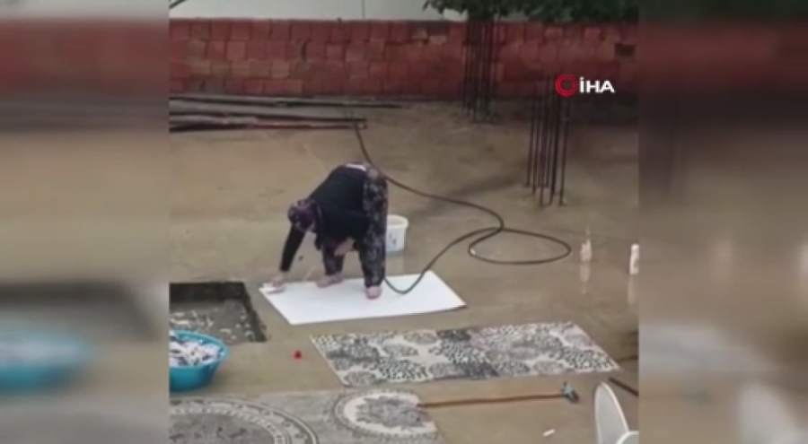 Bursa'da yağmurlu havada çatıda halı yıkadı, tepki yağdı