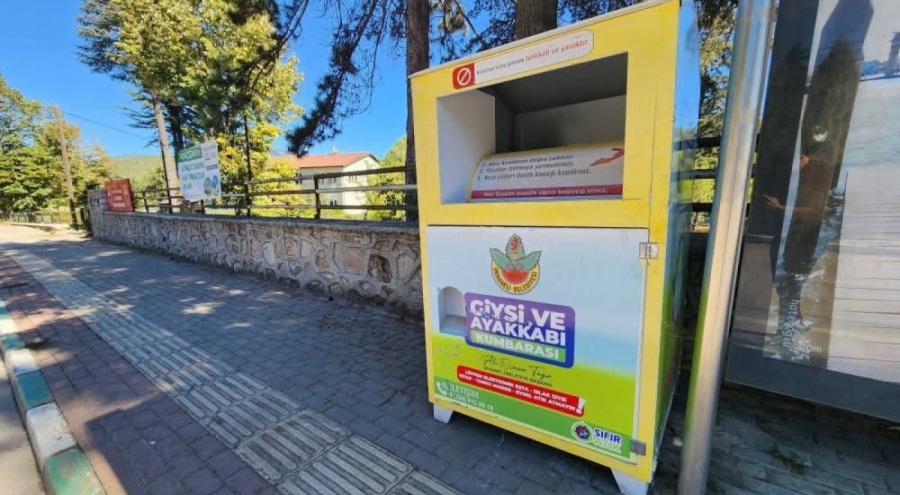 Orhaneli'de sokaklara ayakkabı ve kıyafet kumbaraları yerleştirildi