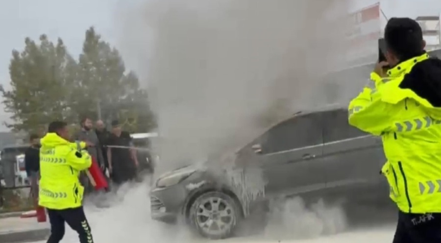 Bursa'da seyir halinde alev alan otomobile polisler müdahale etti