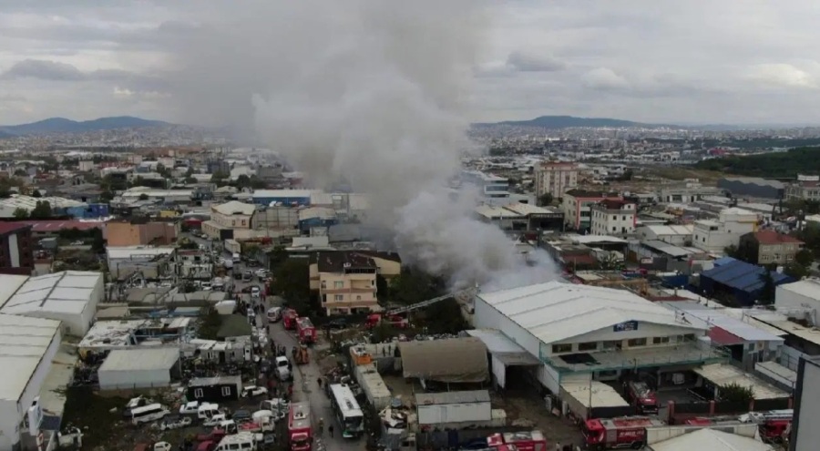 İstanbul'da fabrika yangını: 4 işçi dumandan etkilendi!