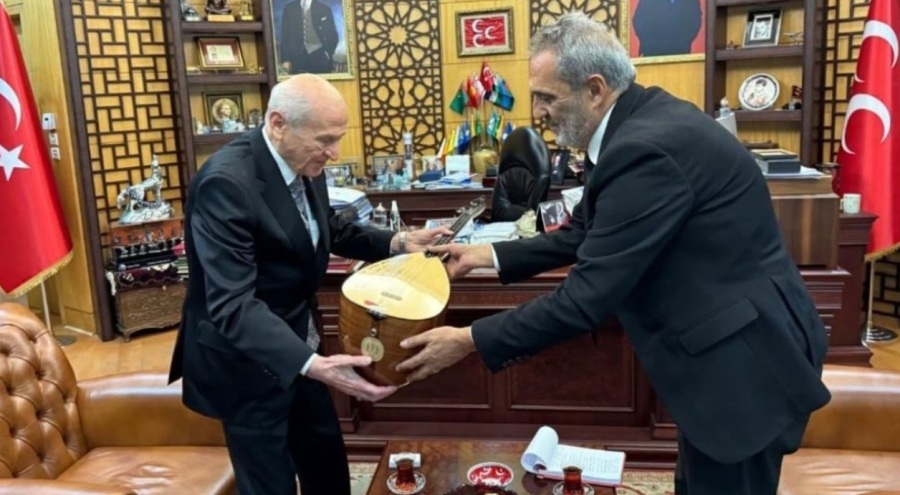 Yavuz Bingöl Bahçeli'ye bağlama hediye etti