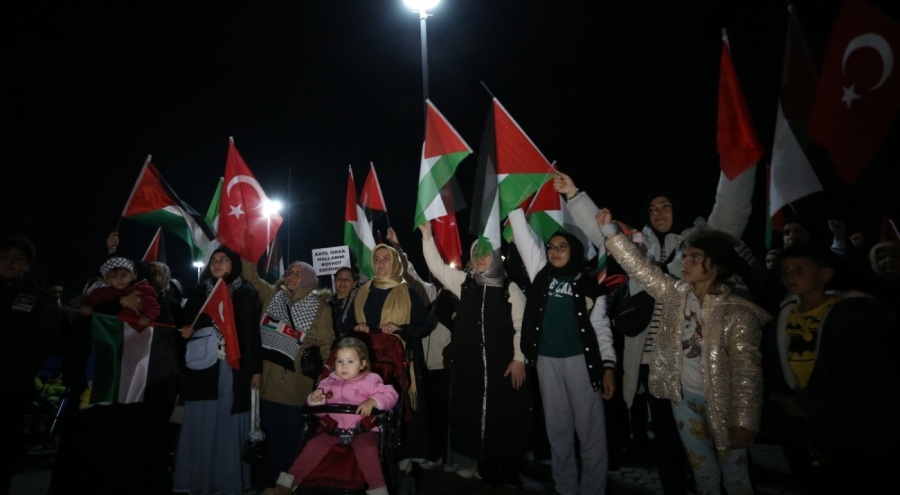 Özgürlük Filosu Koalisyonu'ndaki gemilere İsrail'in saldırısı Bursa'da  protesto edildi